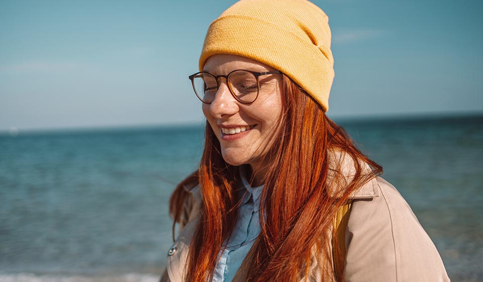 Lächelnde Frau am Meer